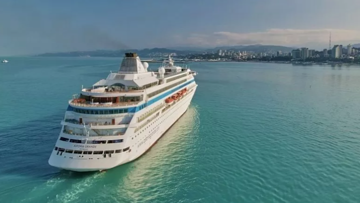 Пассажиров лайнера Astoria Grande, который накануне врезался в причал, доставят в Сочи самолётом