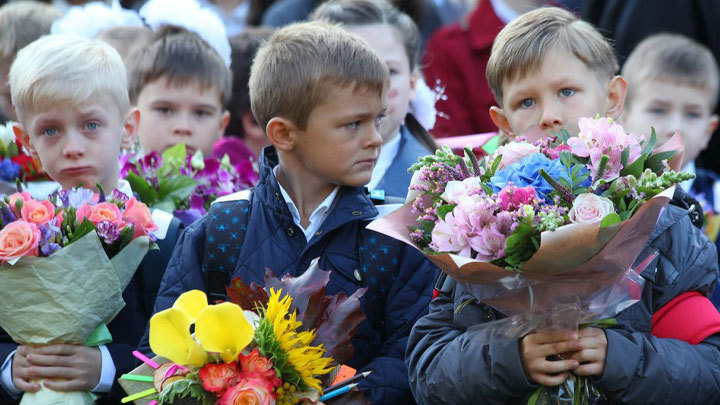 Учат в поле: В Красноярске провели урок на пустыре вместо школы
