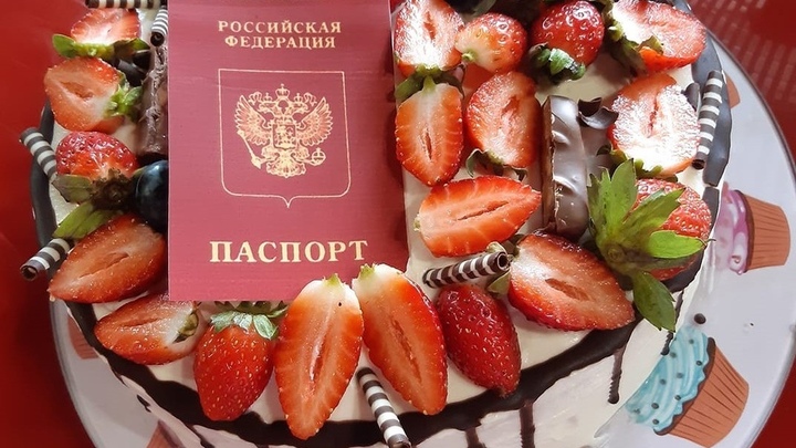 В Сочи родители оригинально поздравили сына с получением паспорта гражданина РФ
