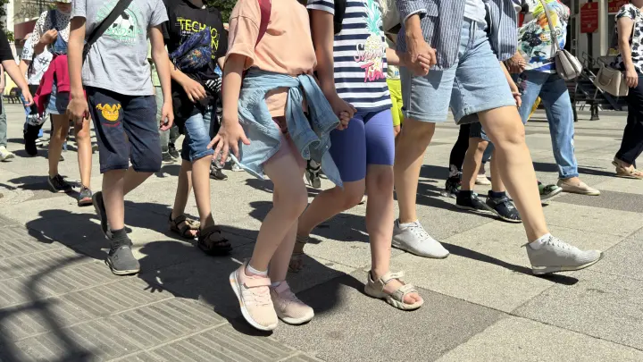 Почётный воспитатель избила ребёнка прямо в детсаду. Страшные кадры попали на камеру