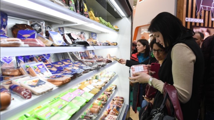 Россию оставят без сосисок? Санкции добрались до мясопереработчиков