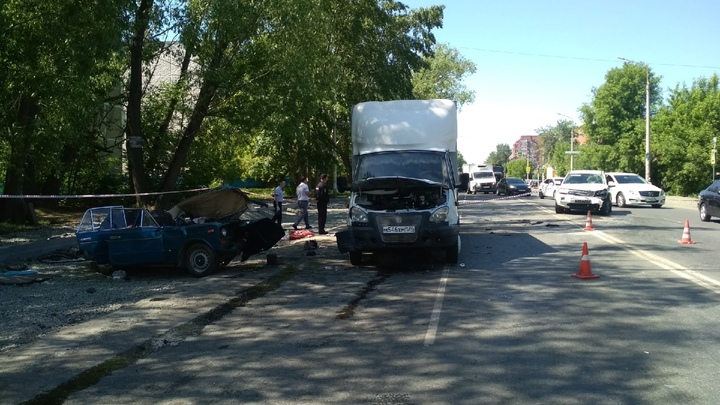 Зажало в расплющенной машине: в Челябинске в ДТП погибли двое