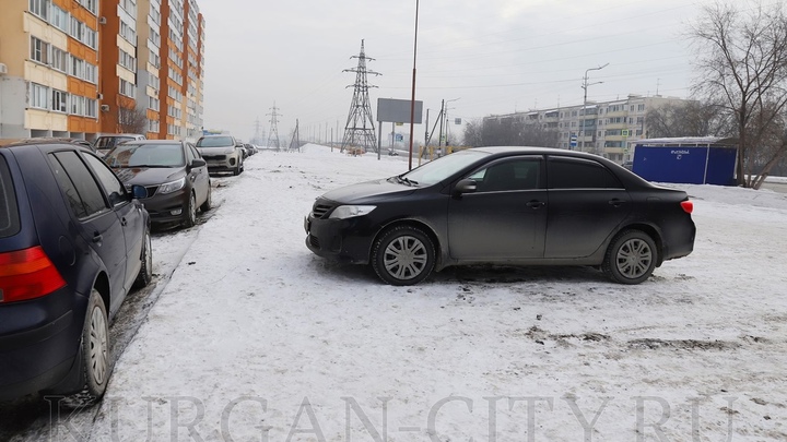 В Кургане ГИБДД проверяет дворы и штрафует за парковку на газонах