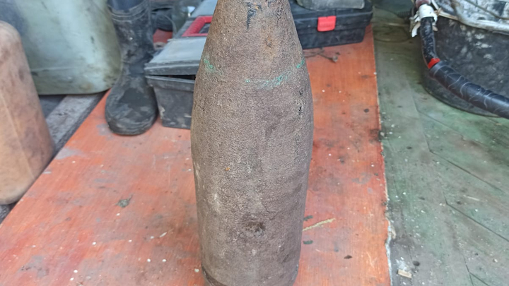 Кемеровчанин нашел в гараже артиллерийский снаряд