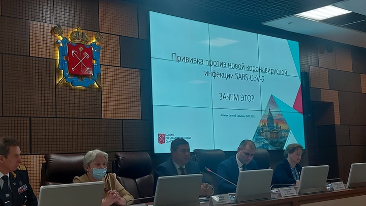 Смольный обеспокоился из-за низкого охвата вакцинации от COVID среди студентов