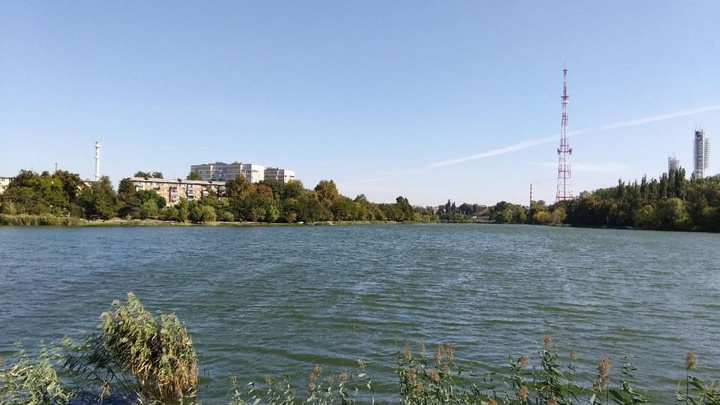 В Краснодаре три человека едва не погибли во время купания в реке и Карасунских озёрах