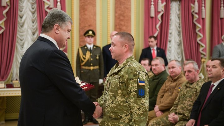 Порошенко снова попал на фото с нацистом и нашивкой мертвой головы из комиксов Диснея
