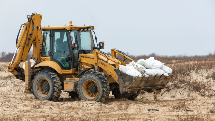 Скоро окажется в окружении. Вокруг танкера, стоящего на мели, строят искусственный вал