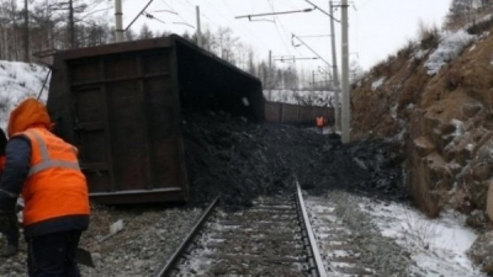 Рельсы, шпалы вырваны: 28 вагонов с углём сошли с рельсов в Хабаровском крае