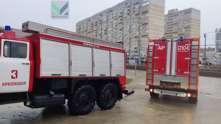После ливней в Краснодаре затопило ул. Московскую, движение временно перекрыто