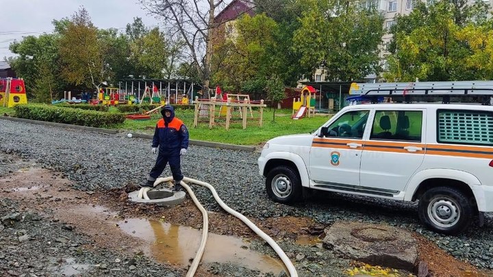 По улицам плывут автомобили: на Южно-Сахалинск обрушился тайфун