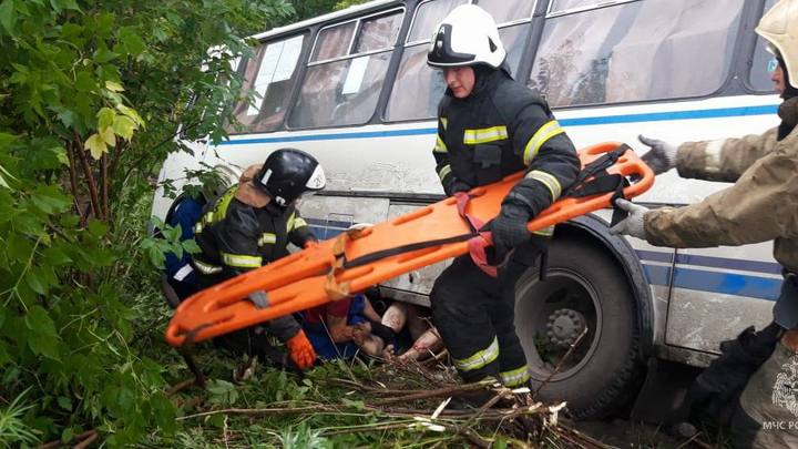 В Алтайском крае автобус протаранил остановку с людьми. Есть пострадавшие