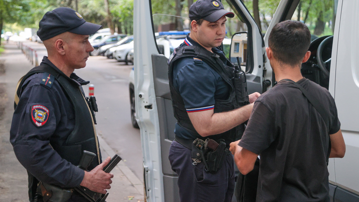 Владимирского полицейского арестовали за помощь нелегалам