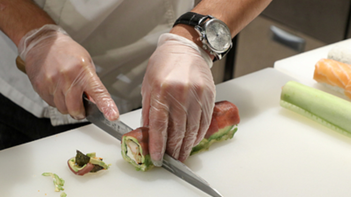 Осьминог очень мягкий: Премьер Японии отведал улов после сброса воды с АЭС Фукусима