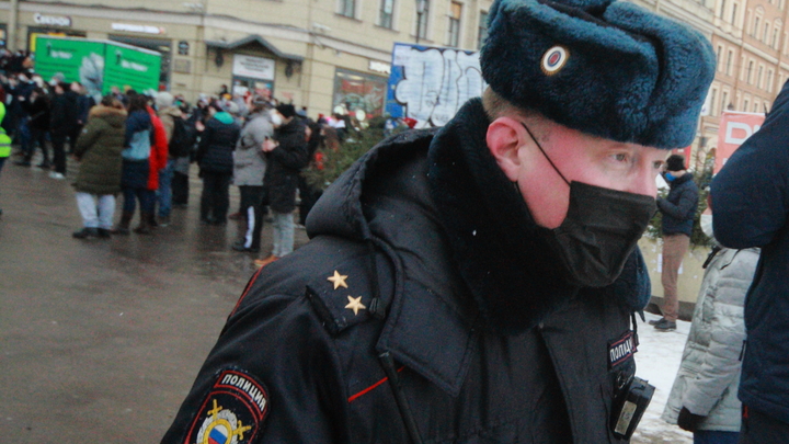 В Петербурге участник протеста извинился за то, что толкнул силовика и вынудил достать табельное