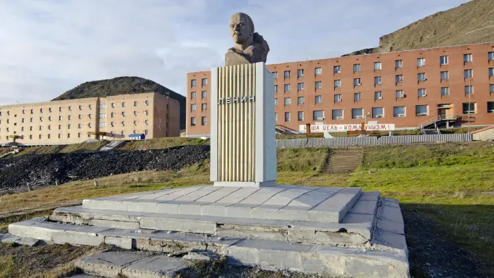 Необычный уголок НАТО. Тут повсюду надписи на русском, в центре - необычный памятник