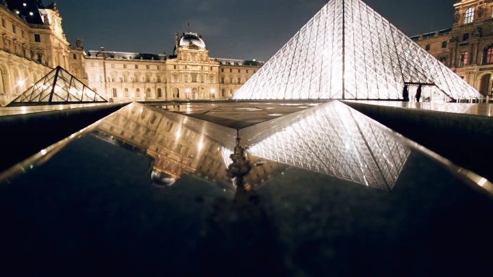 Сотрудников службы безопасности Лувра подозревают в сговоре с грабителями Сотрудников службы безопасности Лувра подозревают в сговоре с грабителями