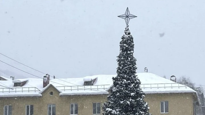 В Таштаголе есть новогодняя елка со звездой, похожей на крест