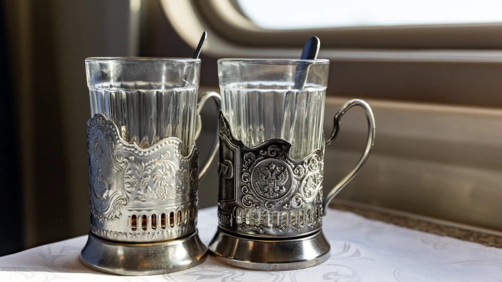 Ломились в двери, оскорбляли. Женщина выкупила купе в поезде и сильно пожалела