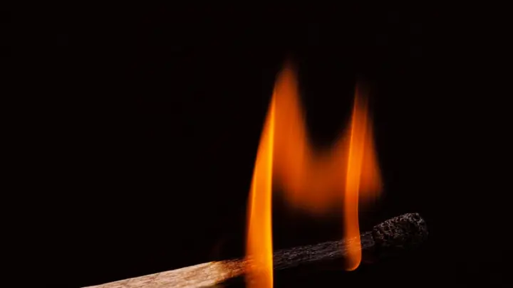 Чучело с лицом певца SHAMAN сожгли на льду Байкала