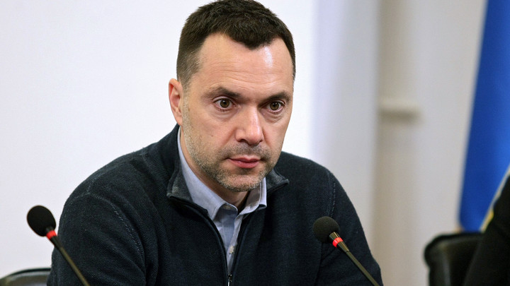 Арестович рассказал о золотом дожде из оружия. Главное о Западе так и не понял