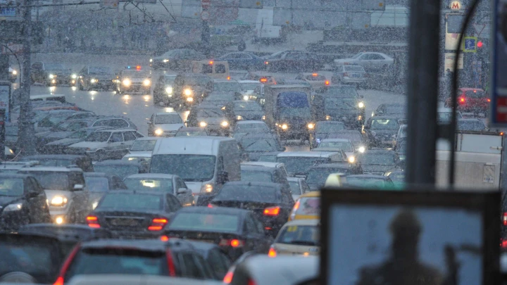 Минтранс Подмосковья предупредил водителей о гололёде и морозах в выходные