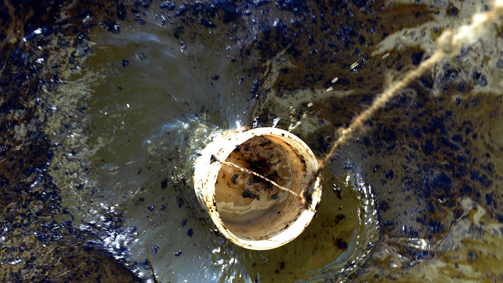 Авария в Омской области: Десятки тонн нефти ушли в землю