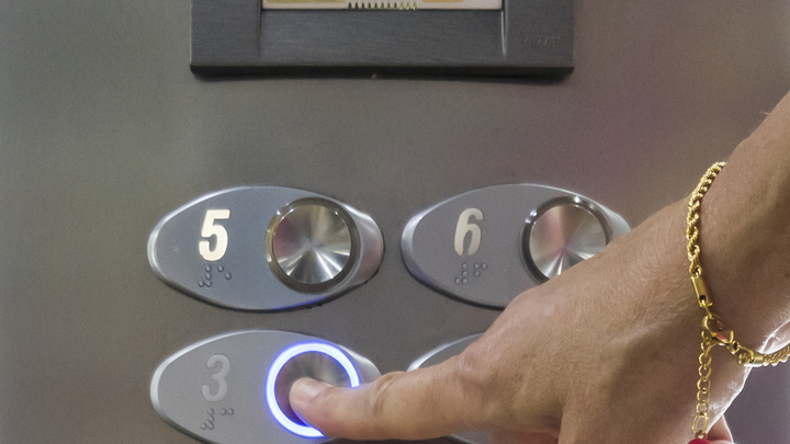 Русская удивила иностранцев умением пользоваться лифтом: Через третий глаз