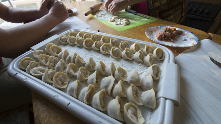 Мужчина съел 150 пельменей на спор и умер