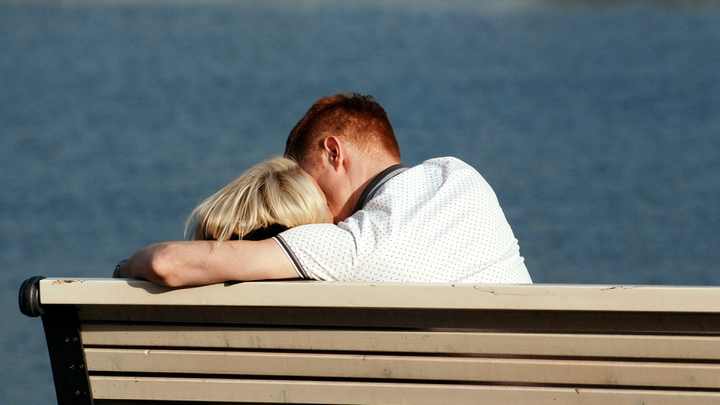 Кариес передаётся через поцелуи? Стоматолог предупредил об опасности