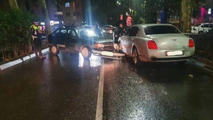 В Сочи из-за гололеда автоледи на «ВАЗ» протаранила Bentley