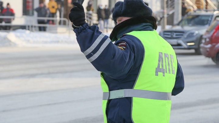 В Челябинске двух водителей оштрафовали за новогодние украшения на автомобилях