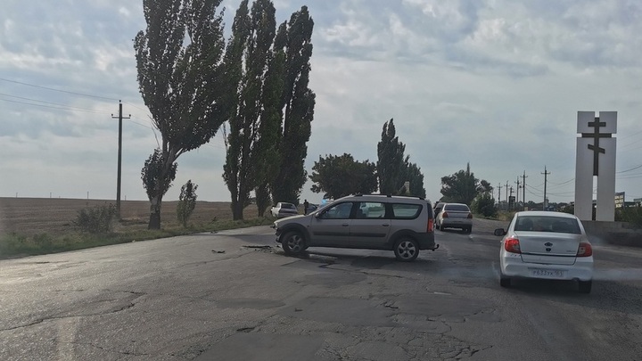 В Таганроге на Николаевском шоссе столкнулись три автомобиля