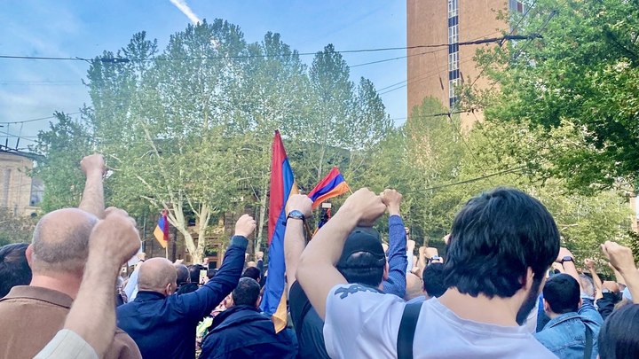 Амбассадоры демократии Армении избегают собственного народа и боятся даже выйти за хлебом