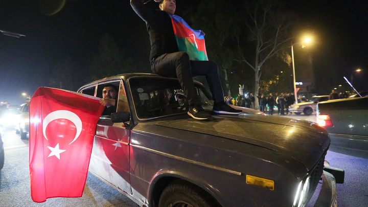 Русских убили, в Москве ликуют: Массовый восторг азербайджанцев на улицах наших городов