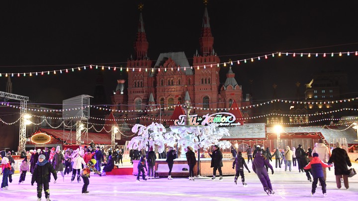 Собянин: На главной площади Северного речного вокзала открылся бесплатный каток