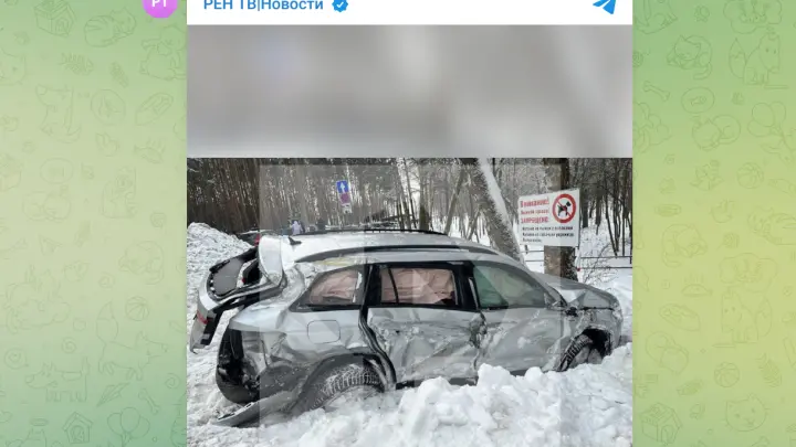 В Подмосковье поезд снес легковушку с тремя людьми