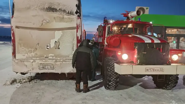 Автобус с 49 пассажирами заглох на трассе в 30-градусный мороз по пути в Новосибирск