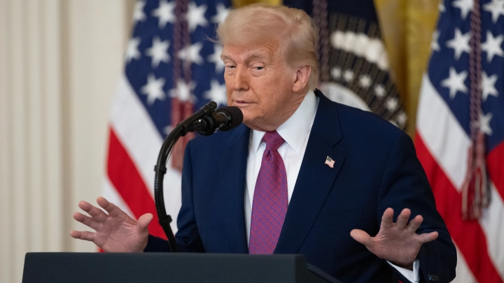 Президент США Трамп продаёт часы, гитары и Библии. Сколько он заработал