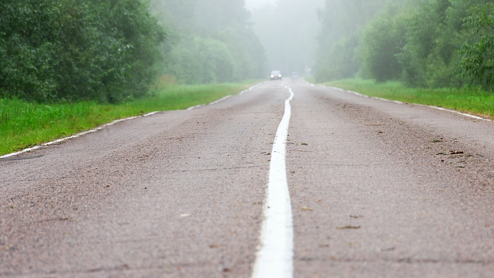 ДТП с одним участником: грузовик испугался легковушки и спрятался в кювете