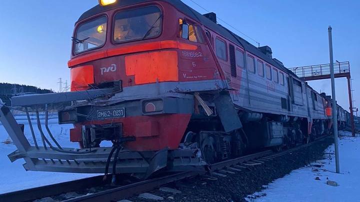 Локомотив поезда с углем сошел с рельсов у станции Ильинск на Сахалине