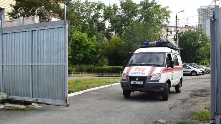 Закрылся в ванной и затих: челябинские спасатели выехали на странный вызов