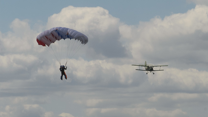 Не раскрылся даже запасной: как наказали организатора прыжков после смерти парашютистки в Поморье