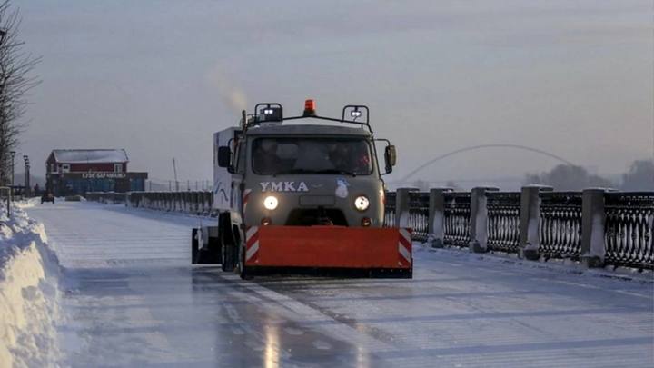 На Михайловской набережной в Новосибирске заливают самый длинный каток в России