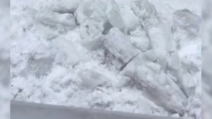 Глыба льда прибила насмерть женщину на остановке на Камчатке: видео