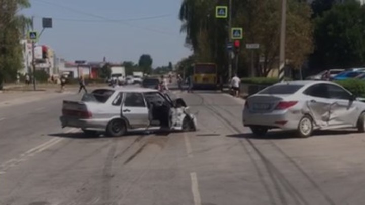Девушка-подросток пострадала в ДТП с иномаркой и ВАЗом в Волгодонске