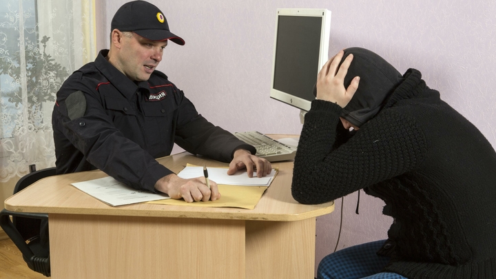 Тушили сигареты и били ногами. В Амурске школьники три часа издевались над инвалидом