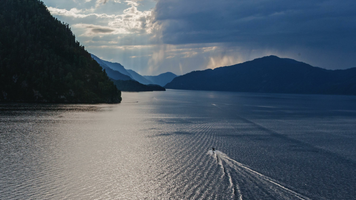 Частный вертолёт упал в Телецкое озеро на Алтае
