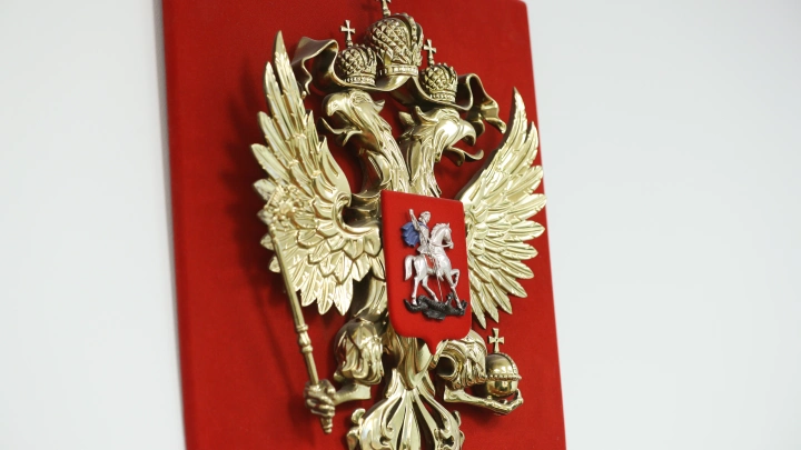 В русский герб на сайте Кремля добавили православные символы