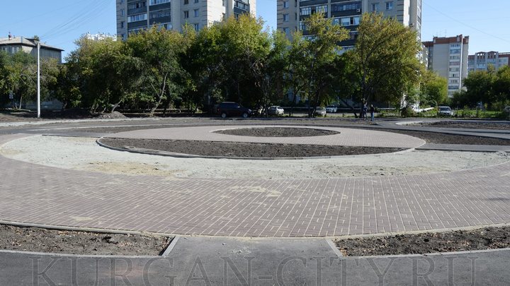 В Кургане возле ТРЦ Пушкинский заканчивается ремонт сквера